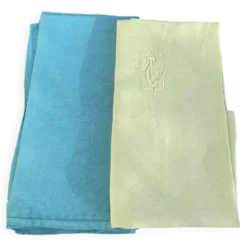 Lot duo, compose de deux grandes serviettes en coton et lin teintées bleue et verte anis, brodées,