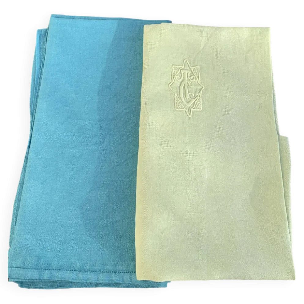 Lot duo, compose de deux grandes serviettes en coton et lin teintées bleue et verte anis, brodées,
