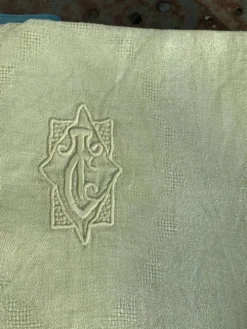 Lot duo, compose de deux grandes serviettes en coton et lin teintées bleue et verte anis, brodées,