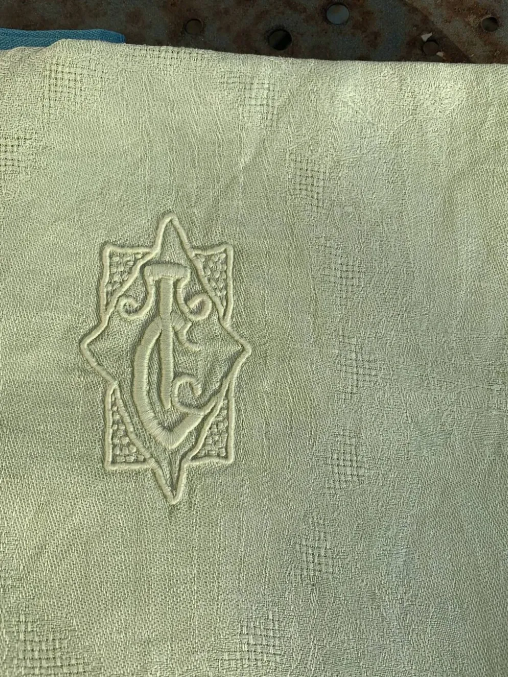Lot duo, compose de deux grandes serviettes en coton et lin teintées bleue et verte anis, brodées,