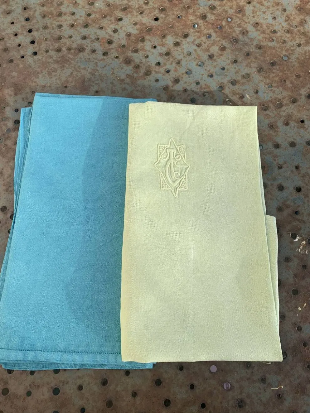 Lot duo, compose de deux grandes serviettes en coton et lin teintées bleue et verte anis, brodées,