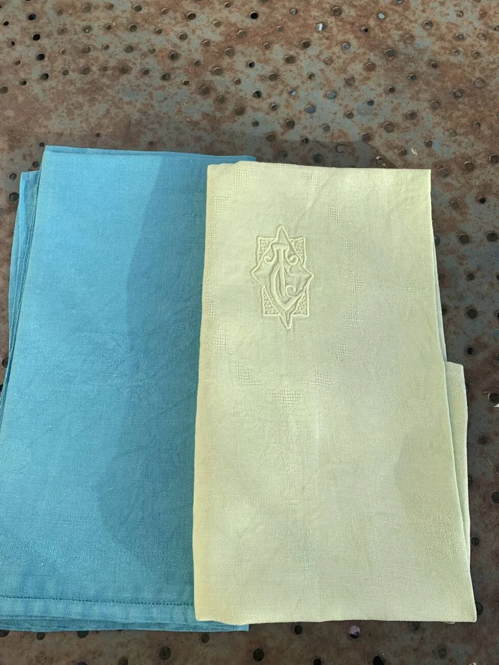 Lot duo, compose de deux grandes serviettes en coton et lin teintées bleue et verte anis, brodées,