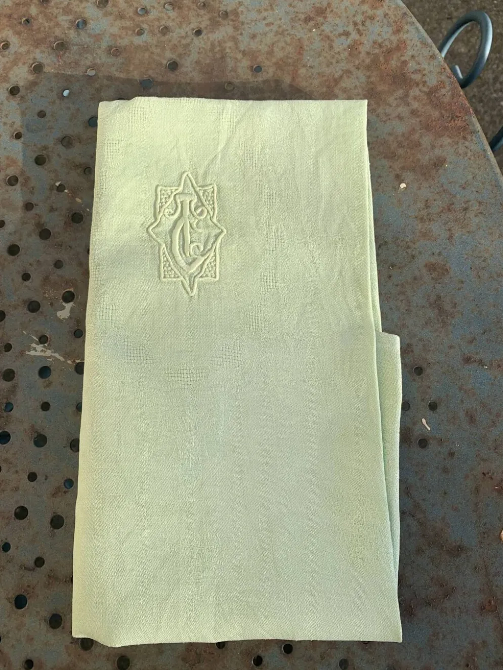 Lot duo, compose de deux grandes serviettes en coton et lin teintées bleue et verte anis, brodées,