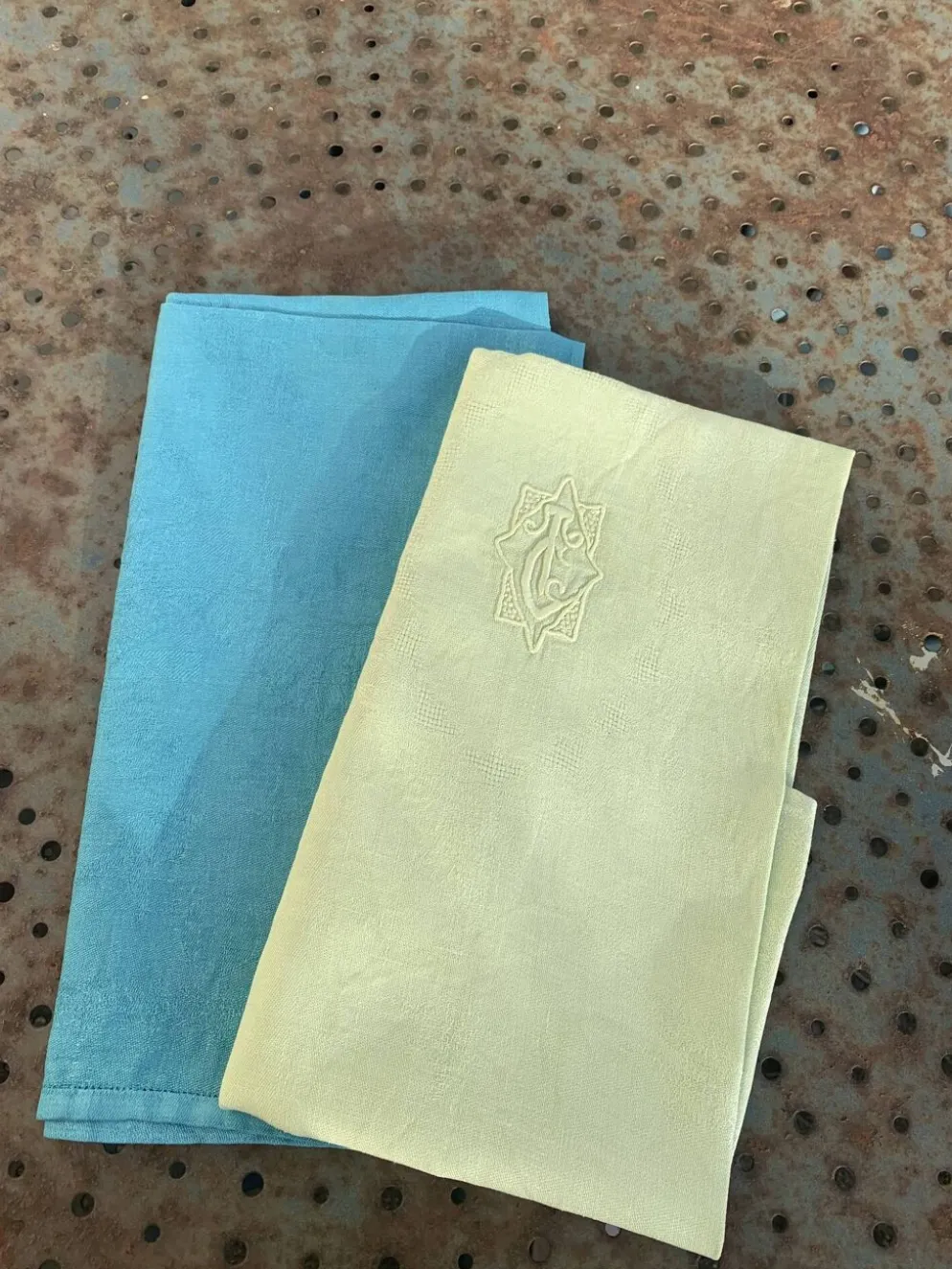 Lot duo, compose de deux grandes serviettes en coton et lin teintées bleue et verte anis, brodées,