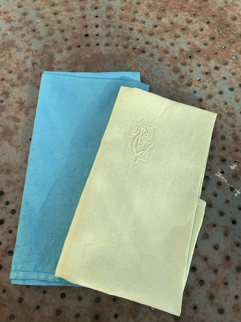 Lot duo, compose de deux grandes serviettes en coton et lin teintées bleue et verte anis, brodées,