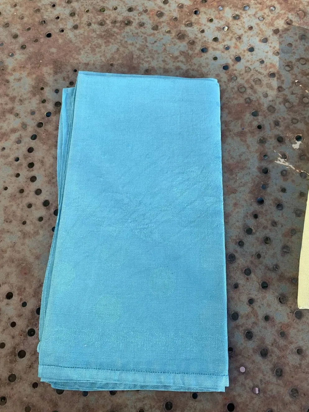 Lot duo, compose de deux grandes serviettes en coton et lin teintées bleue et verte anis, brodées,