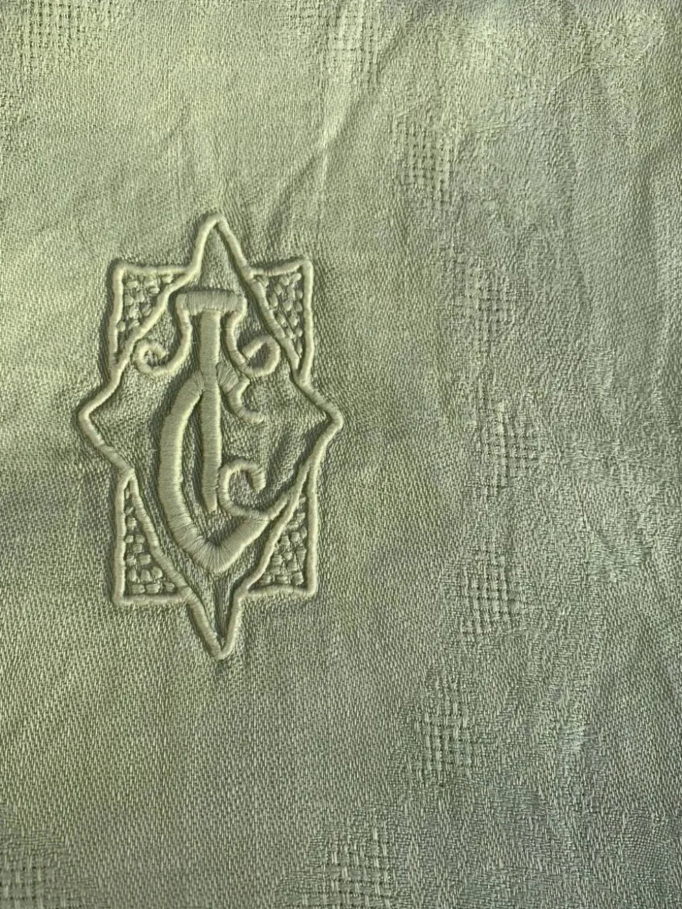 Lot duo, compose de deux grandes serviettes en coton et lin teintées bleue et verte anis, brodées,