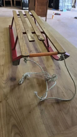 Luge Traîneau vintage en bois et métal – esprit montagne