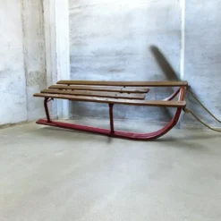 Luge Traîneau vintage en bois et métal – esprit montagne