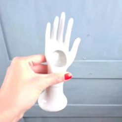 Main Baguier / Soliflore en porcelaine blanche