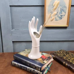 Main Baguier / Soliflore en porcelaine blanche