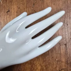 Main Baguier / Soliflore en porcelaine blanche