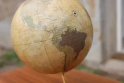 Mappemonde décorative sur pied doré – style vintage