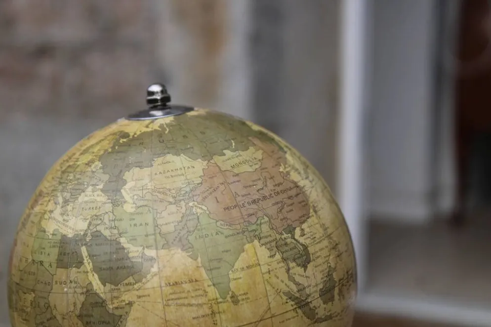 Mappemonde décorative sur pied doré – style vintage