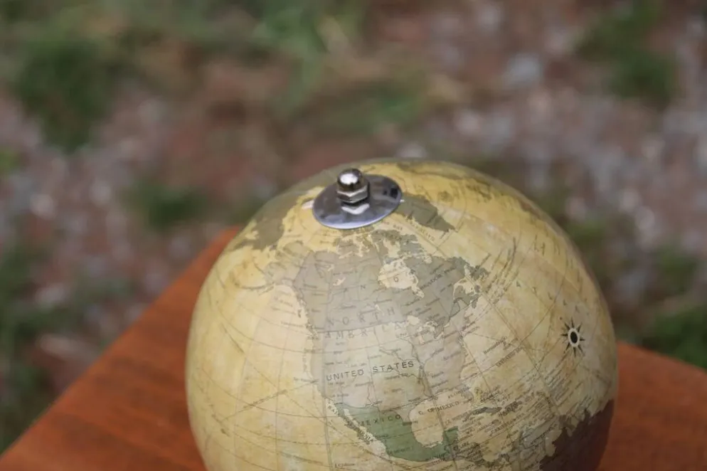 Mappemonde décorative sur pied doré – style vintage