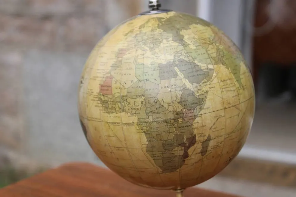Mappemonde décorative sur pied doré – style vintage