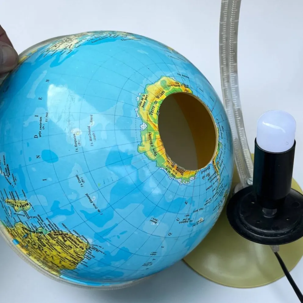 Mappemonde, globe terrestre lumineux ancien vintage