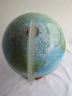 mappemonde vintage ,socle plastic couleur bordeau
