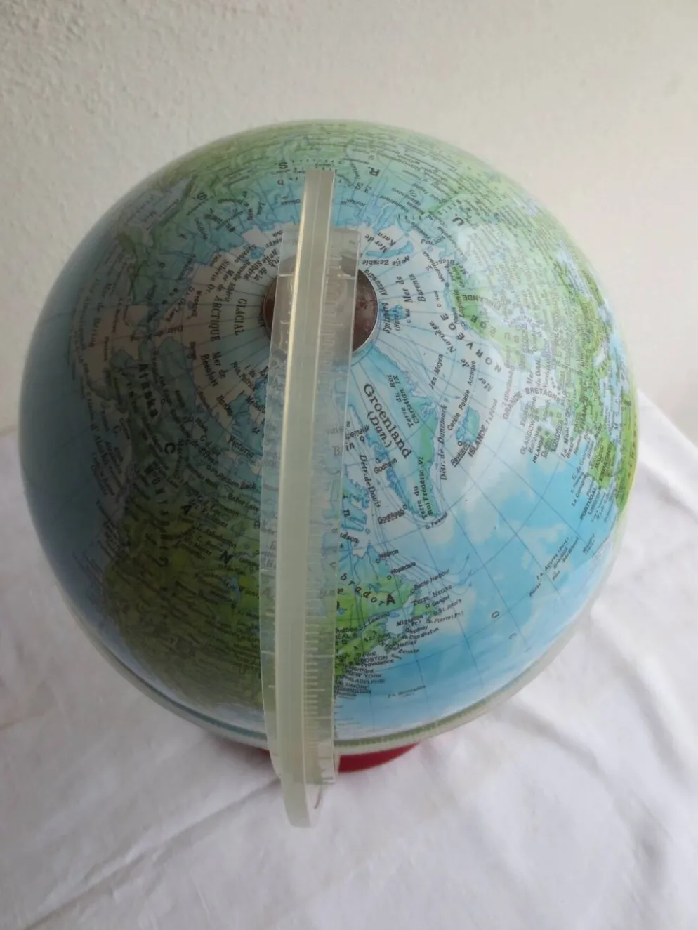 mappemonde vintage ,socle plastic couleur bordeau