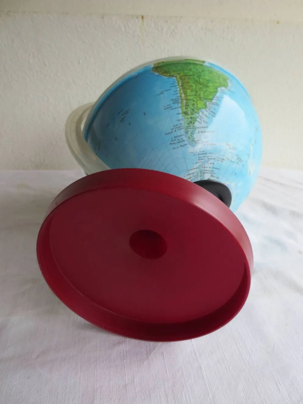 mappemonde vintage ,socle plastic couleur bordeau