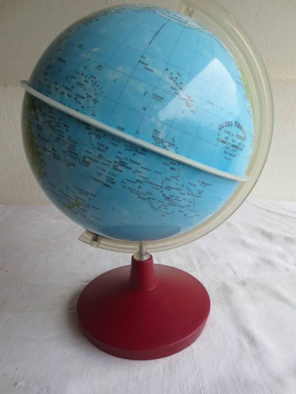 mappemonde vintage ,socle plastic couleur bordeau