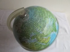 mappemonde vintage ,socle plastic couleur bordeau