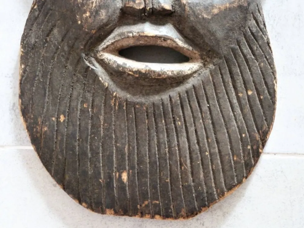 Masque africain, Sculpture manuelle de masque africain en bois.