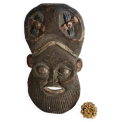 Masque africain, Sculpture manuelle de masque africain en bois.