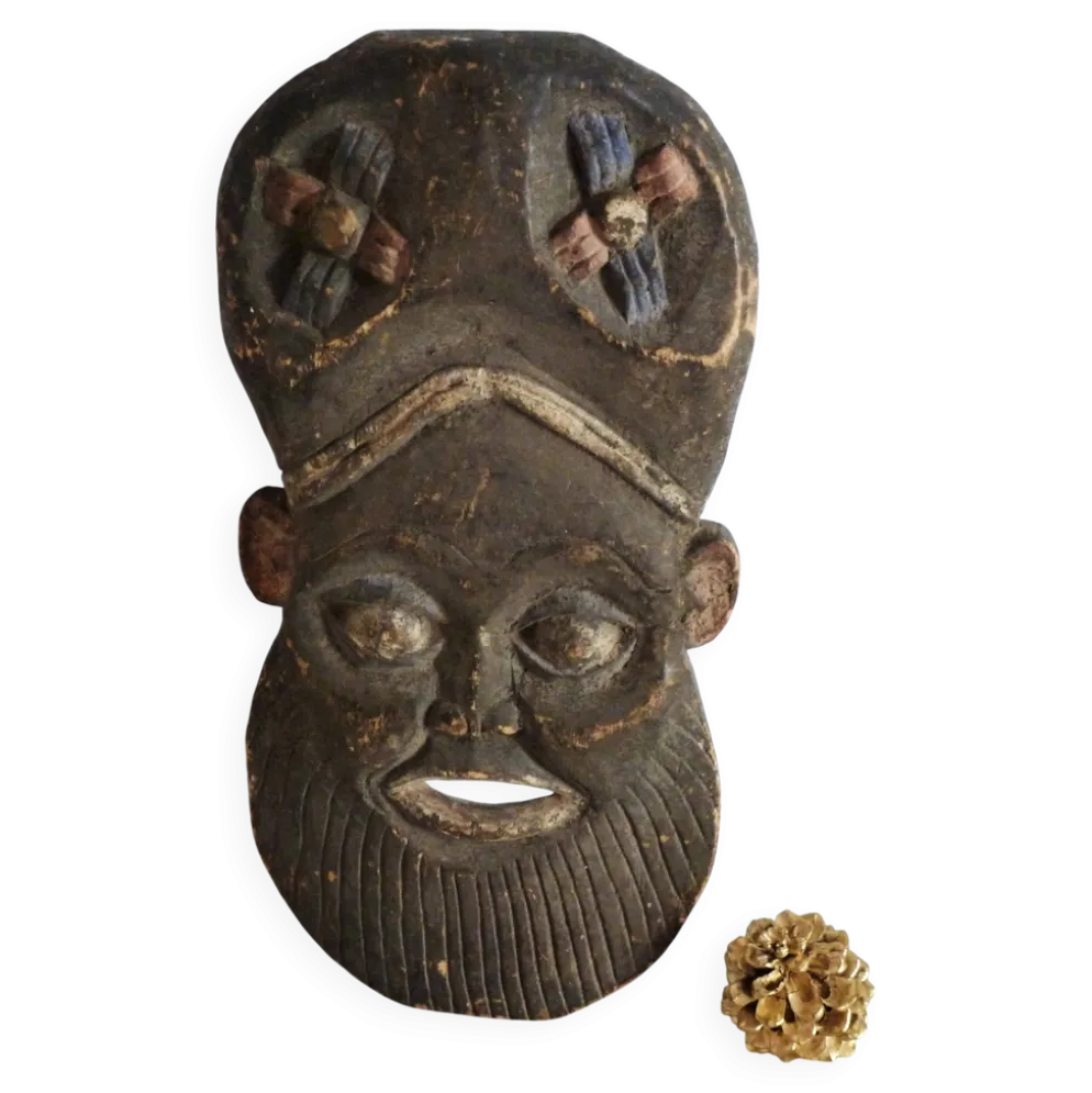Masque africain, Sculpture manuelle de masque africain en bois.