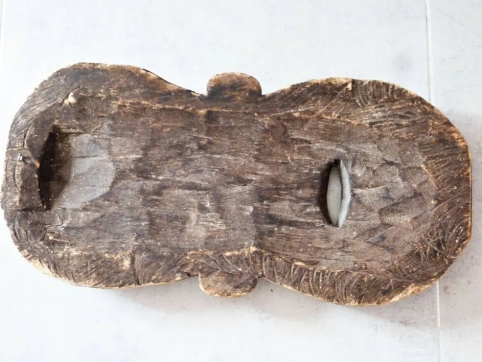 Masque africain, Sculpture manuelle de masque africain en bois.