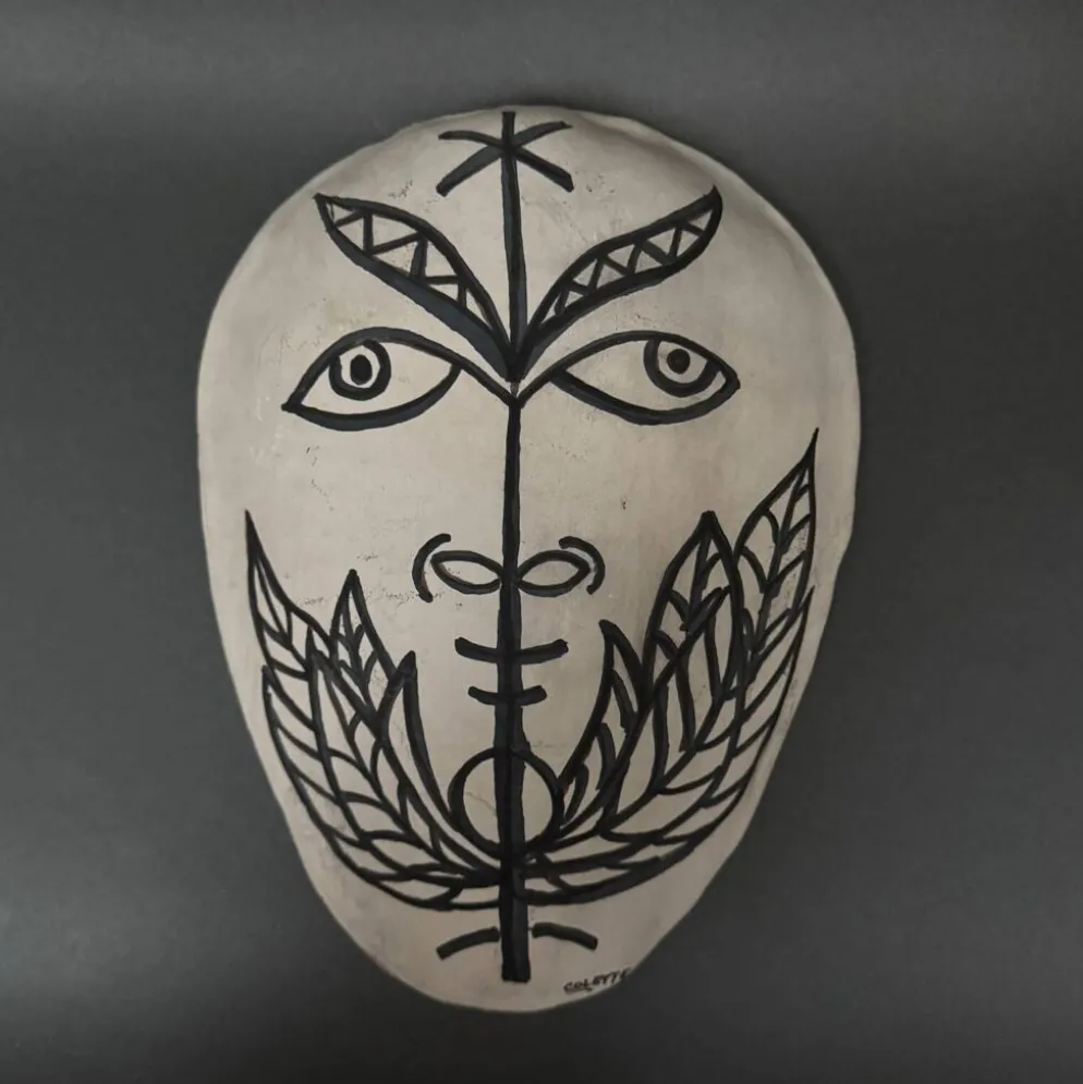 Masque africaniste en terre cuite émaillée blanche visage signé Colette
