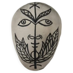 Masque africaniste en terre cuite émaillée blanche visage signé Colette