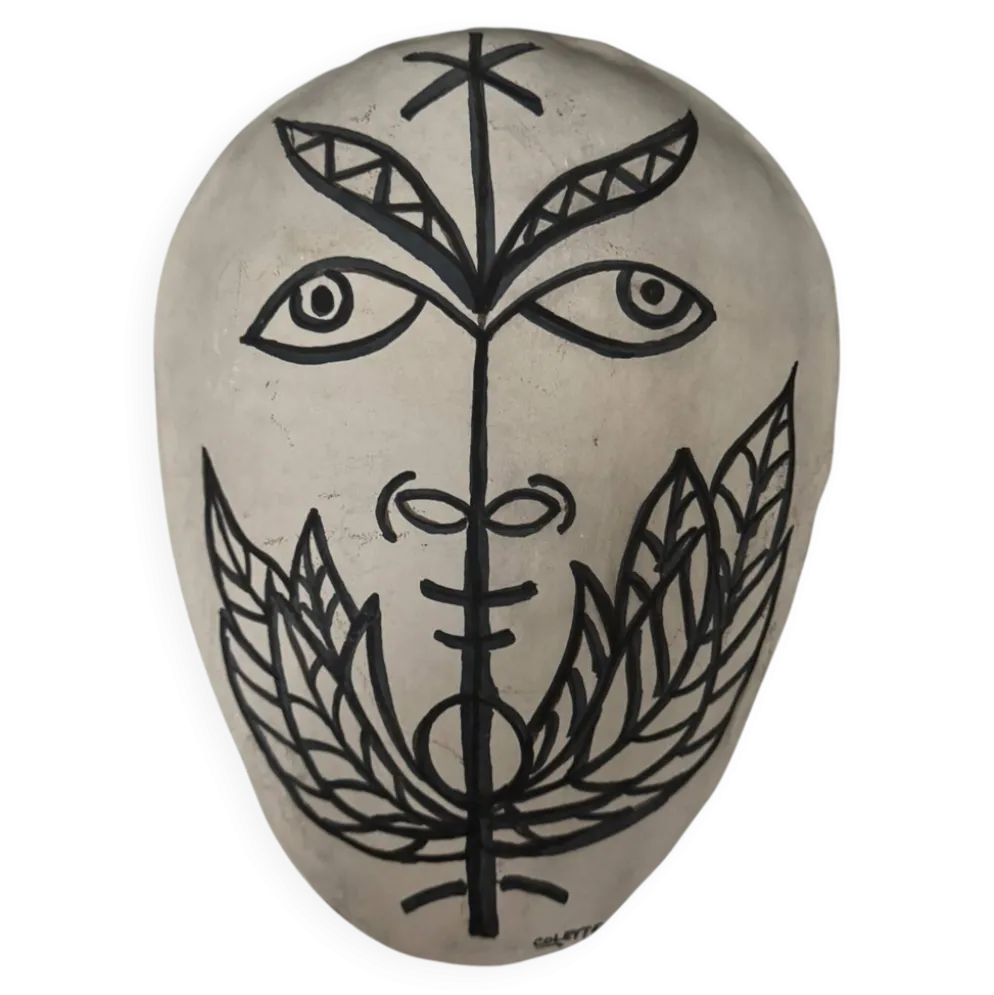 Masque africaniste en terre cuite émaillée blanche visage signé Colette