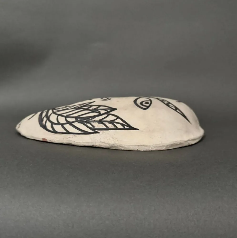 Masque africaniste en terre cuite émaillée blanche visage signé Colette