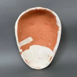 Masque africaniste en terre cuite émaillée blanche visage signé Colette