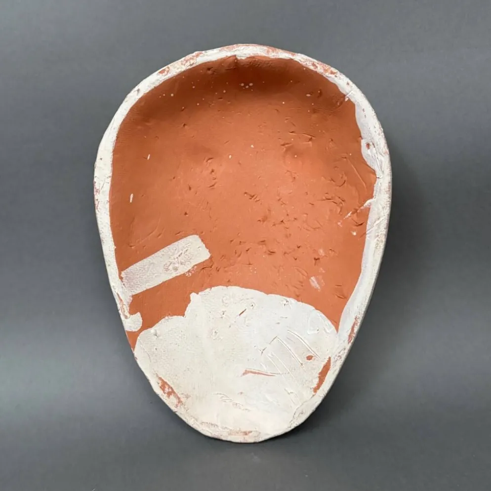 Masque africaniste en terre cuite émaillée blanche visage signé Colette
