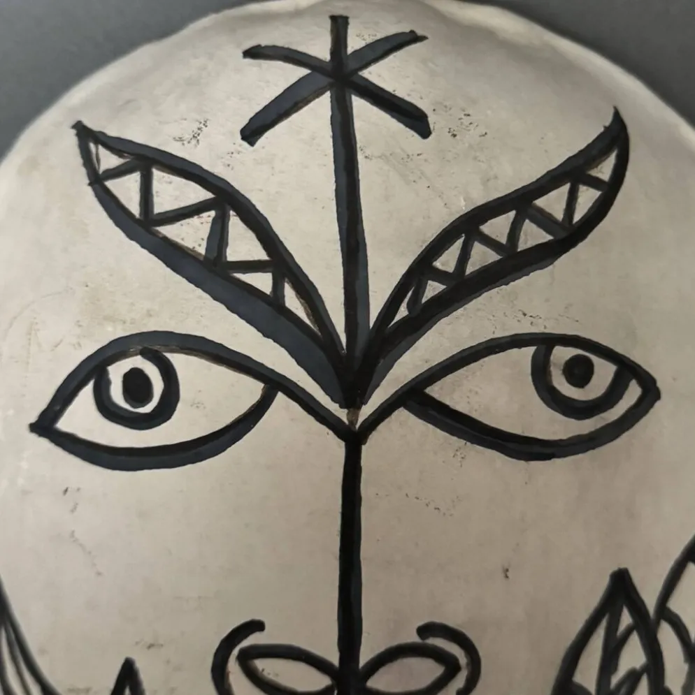 Masque africaniste en terre cuite émaillée blanche visage signé Colette