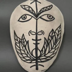 Masque africaniste en terre cuite émaillée blanche visage signé Colette