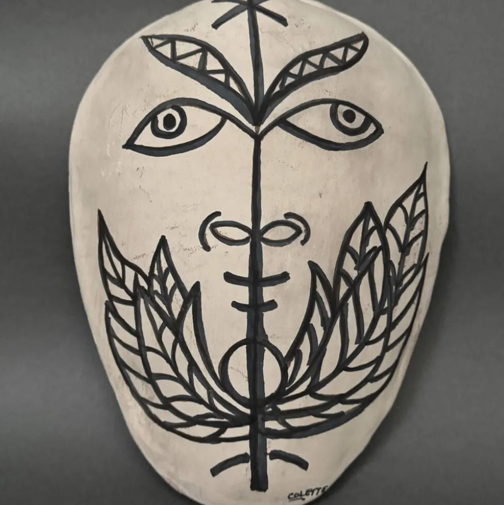 Masque africaniste en terre cuite émaillée blanche visage signé Colette