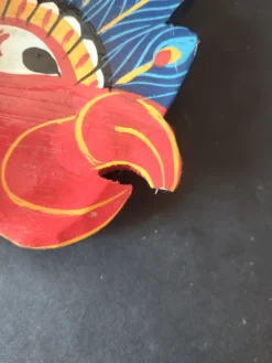 Masque balinais ancien en bois sculpté et peint – Paon stylisé – Art p