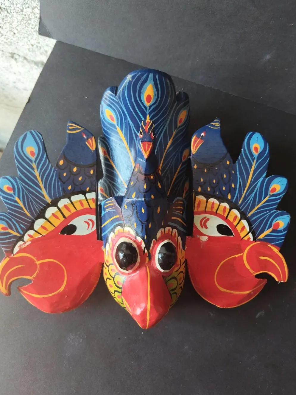 Masque balinais ancien en bois sculpté et peint – Paon stylisé – Art p