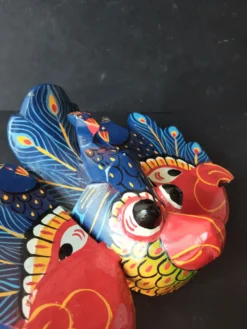 Masque balinais ancien en bois sculpté et peint – Paon stylisé – Art p
