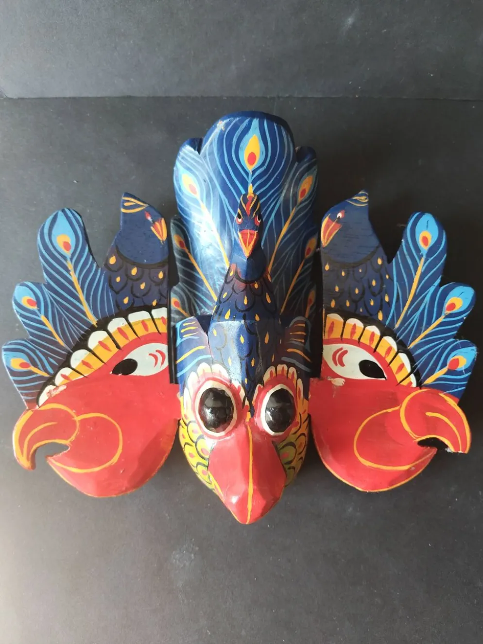 Masque balinais ancien en bois sculpté et peint – Paon stylisé – Art p