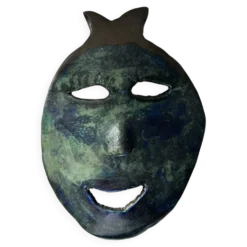 Masque brutaliste signé