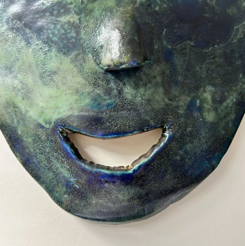 Masque brutaliste signé