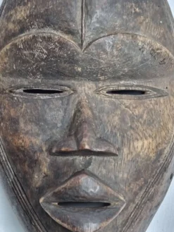 Masque Dan en bois sculpté, patine brune, Côte d’Ivoire, 25 cm