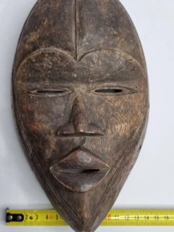 Masque Dan en bois sculpté, patine brune, Côte d’Ivoire, 25 cm