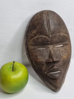 Masque Dan en bois sculpté, patine brune, Côte d’Ivoire, 25 cm