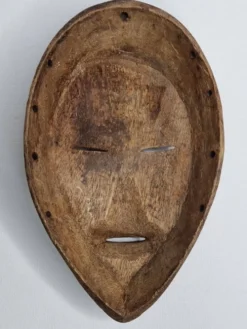 Masque Dan en bois sculpté, patine brune, Côte d’Ivoire, 25 cm