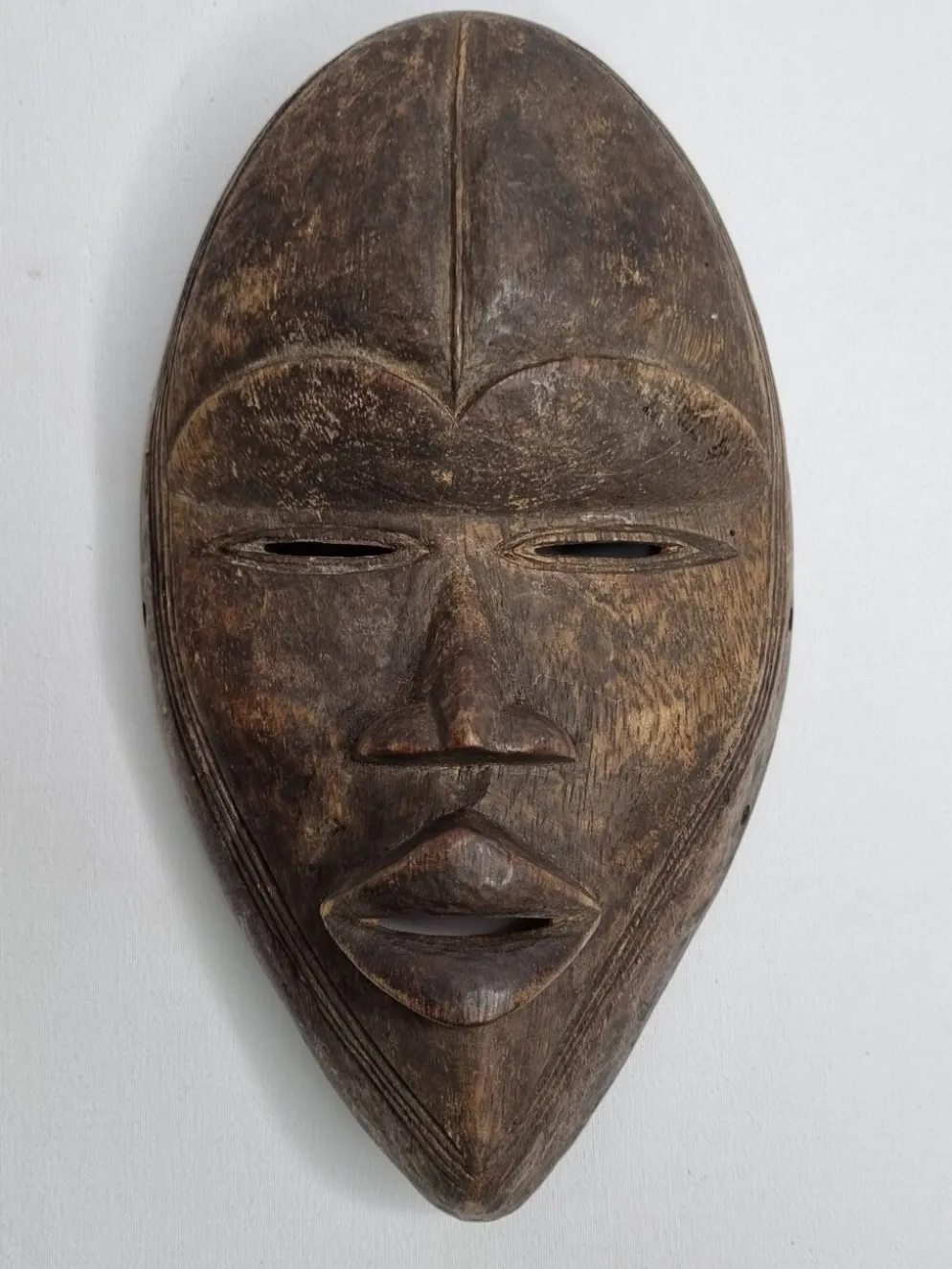 Masque Dan en bois sculpté, patine brune, Côte d’Ivoire, 25 cm